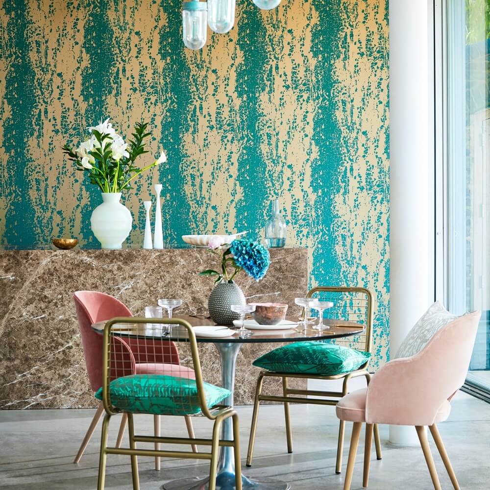Wallpaper in blue and gold to have a shabby chic worn effect
